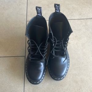 Contrast Stitch  Dr. Martens